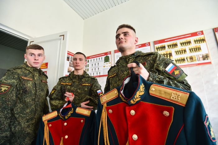 Подготовка военнослужащих отдельного комендантского Преображенского полка к военному параду на Красной площади