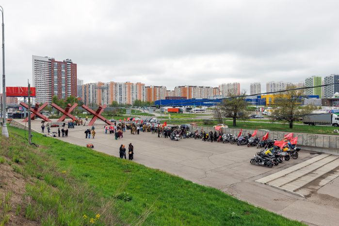 Мотопробег и торжественное возложение цветов к монументу «Противотанковые ежи» в День Победы в Химках