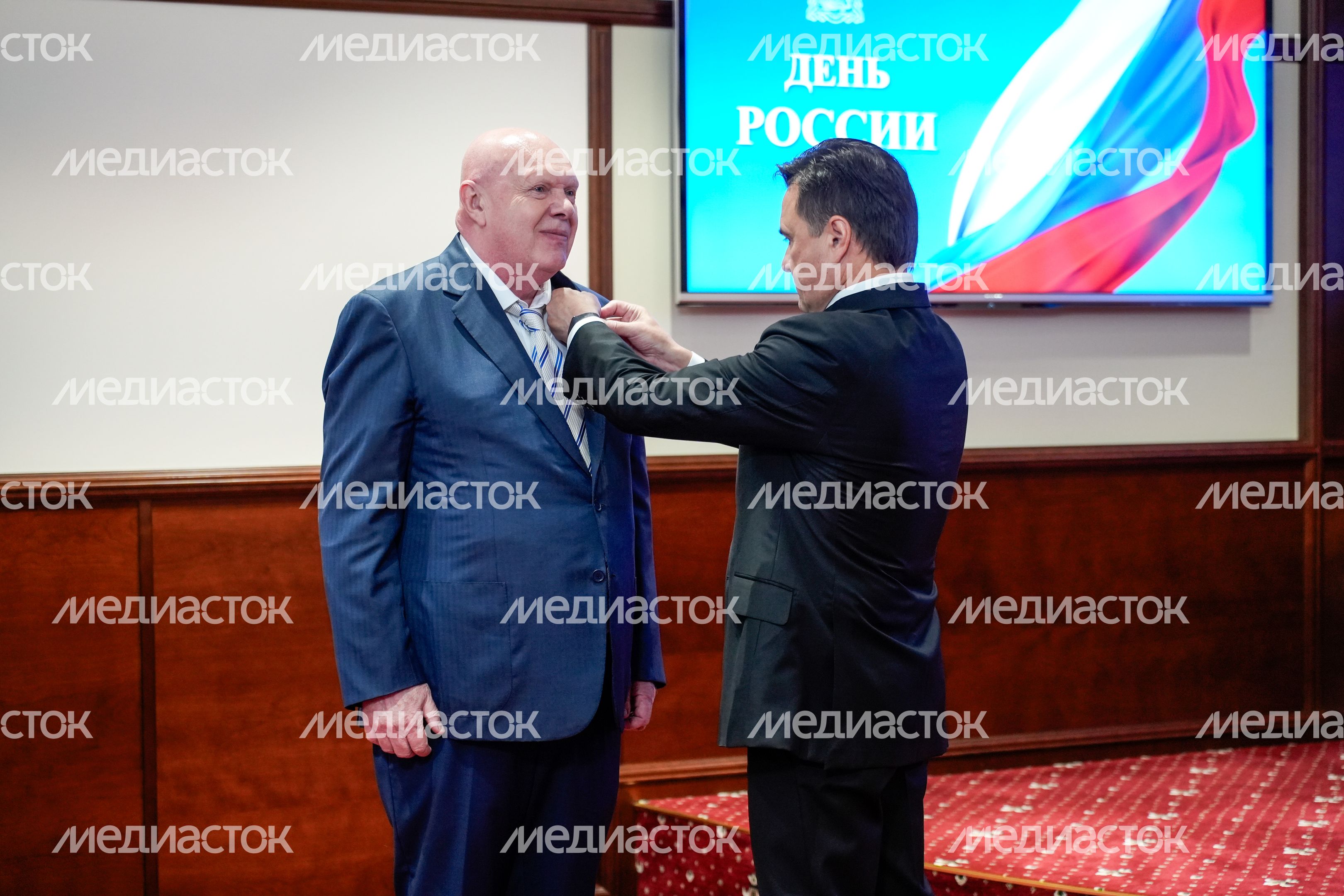 Губернатор Московской области вручил награду Владимиру Виноградову Губернатор Московской области вручил награду Владимиру Виноградову