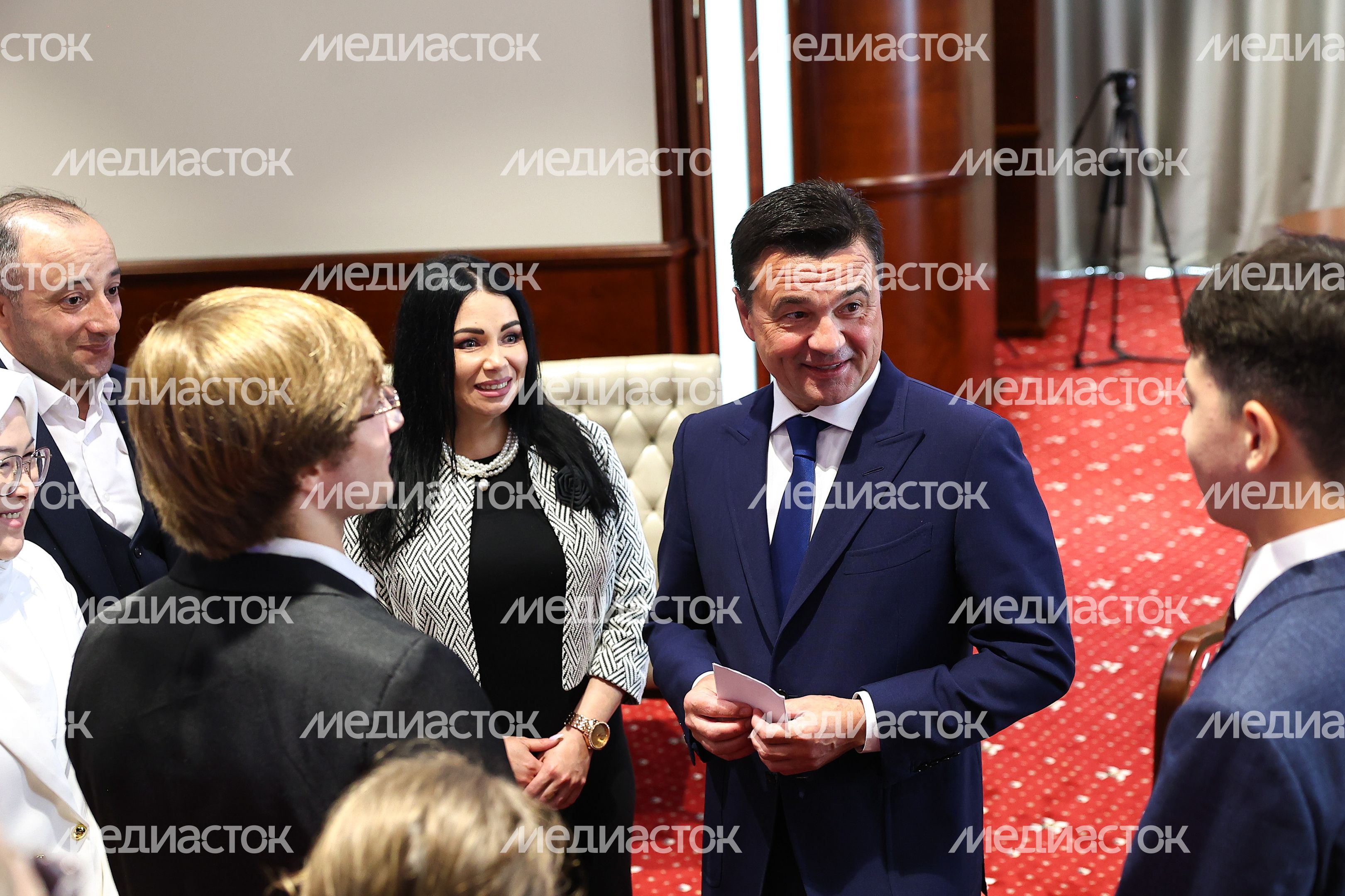 Андрей Воробьев наградил подростков, спасших людей в «Крокусе», а также работников образования и культуры