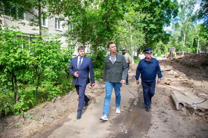Всеволод Волосевич оценил выполнение работ по благоустройству дворовых территорий и «народных троп»