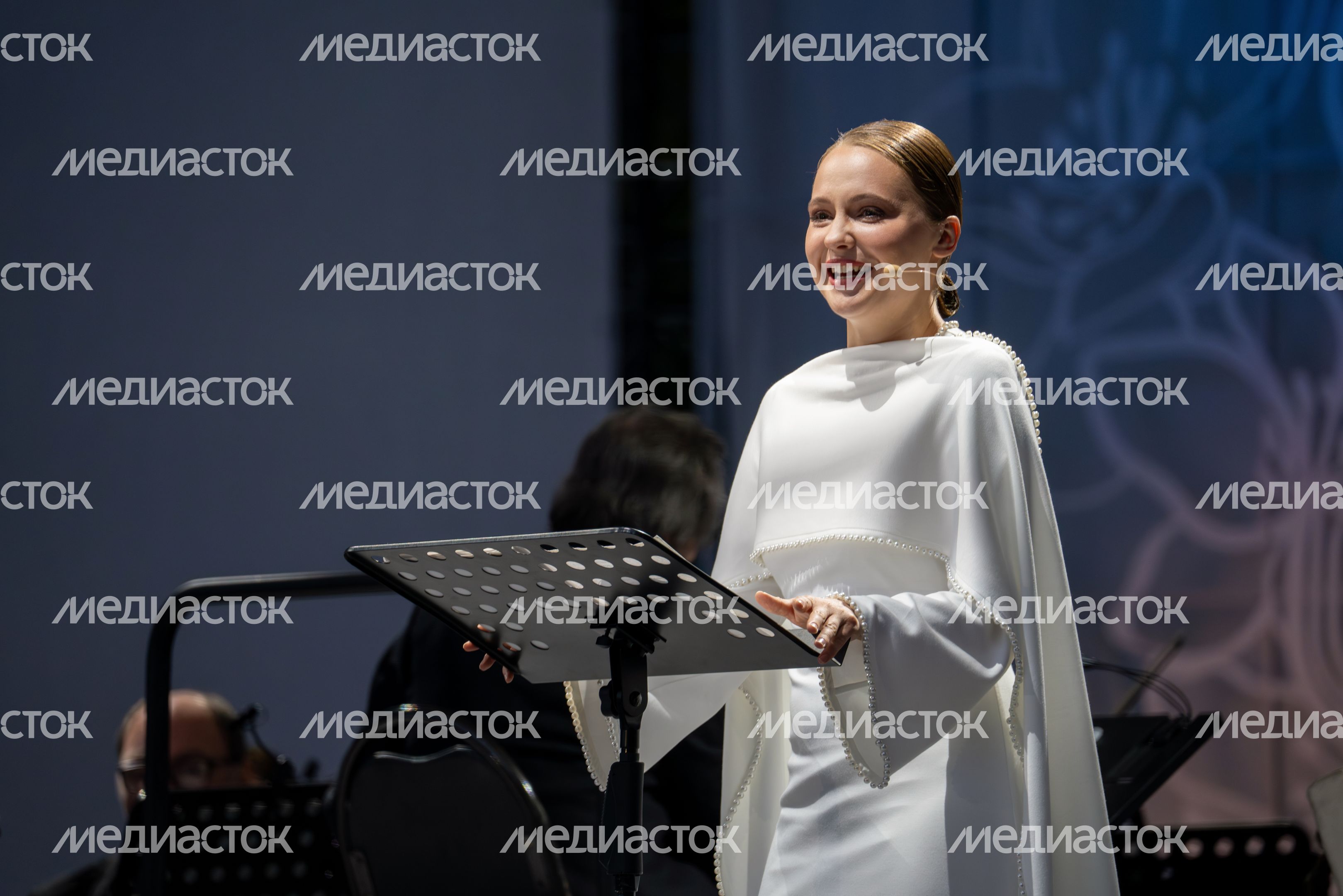 Актриса Юлия Хлынина в спектакле-концерте «Бедные люди» на Международном фестивале искусств П.И. Чайковского в Клину Актриса Юлия Хлынина в спектакле-концерте «Бедные люди» на Международном фестивале искусств П.И. Чайковского в Клину