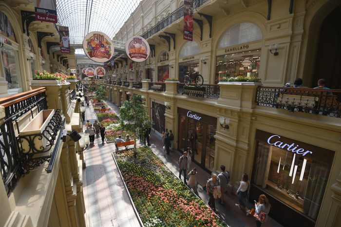 Юбилейный фестиваль цветов в ГУМе в Москве