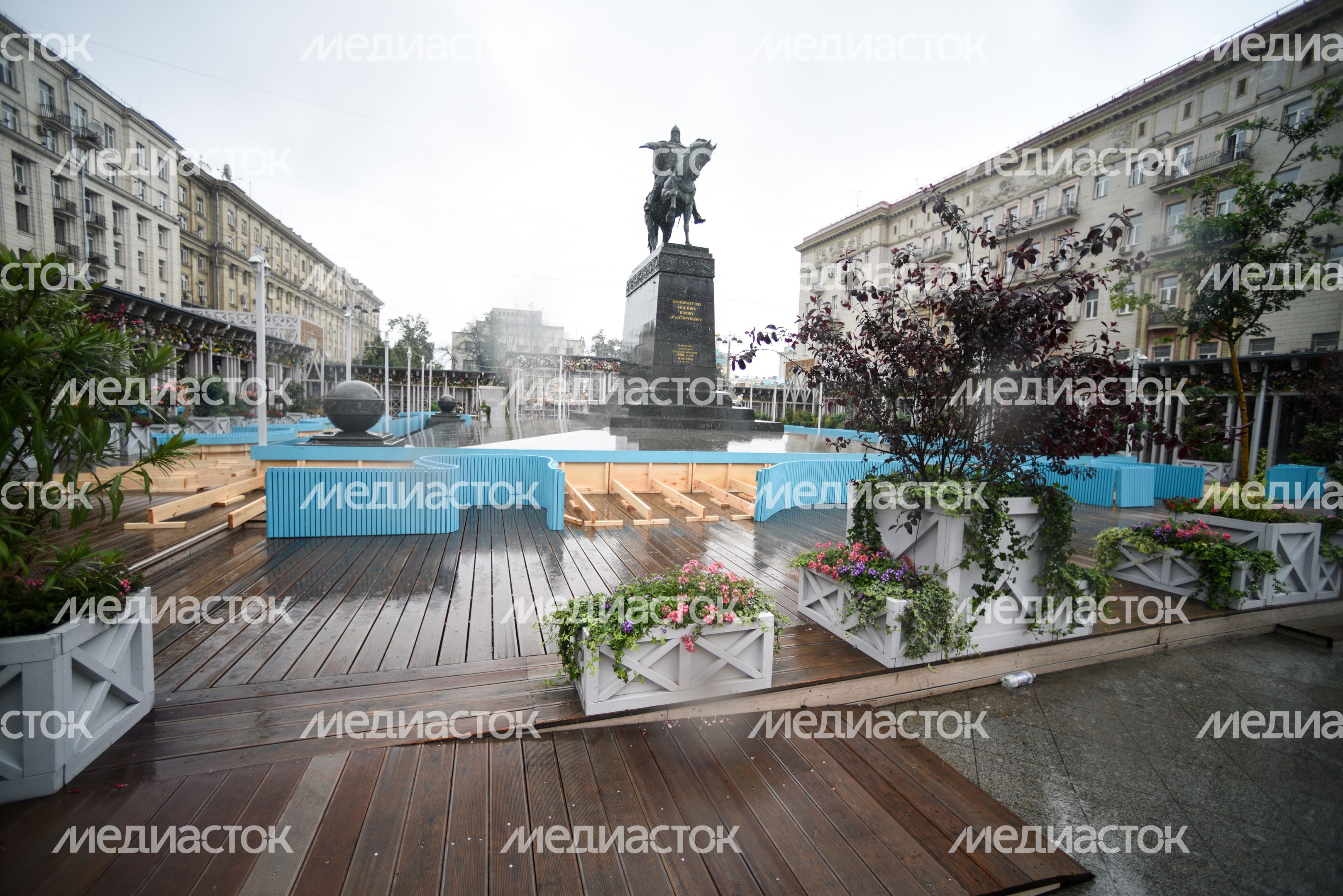Подготовка площадок нового фестиваля Московское Лето Цветочный Джем
