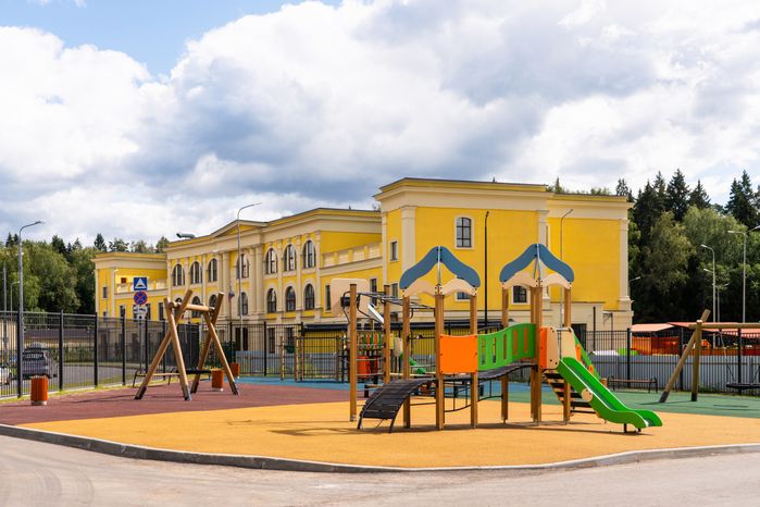 Детская площадка у нового корпуса образовательного центра «Сабурово» в Красногорске