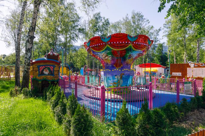 Аттракционы в Центральном парке культуры и отдыха «Пушкинский» в Пушкино летом