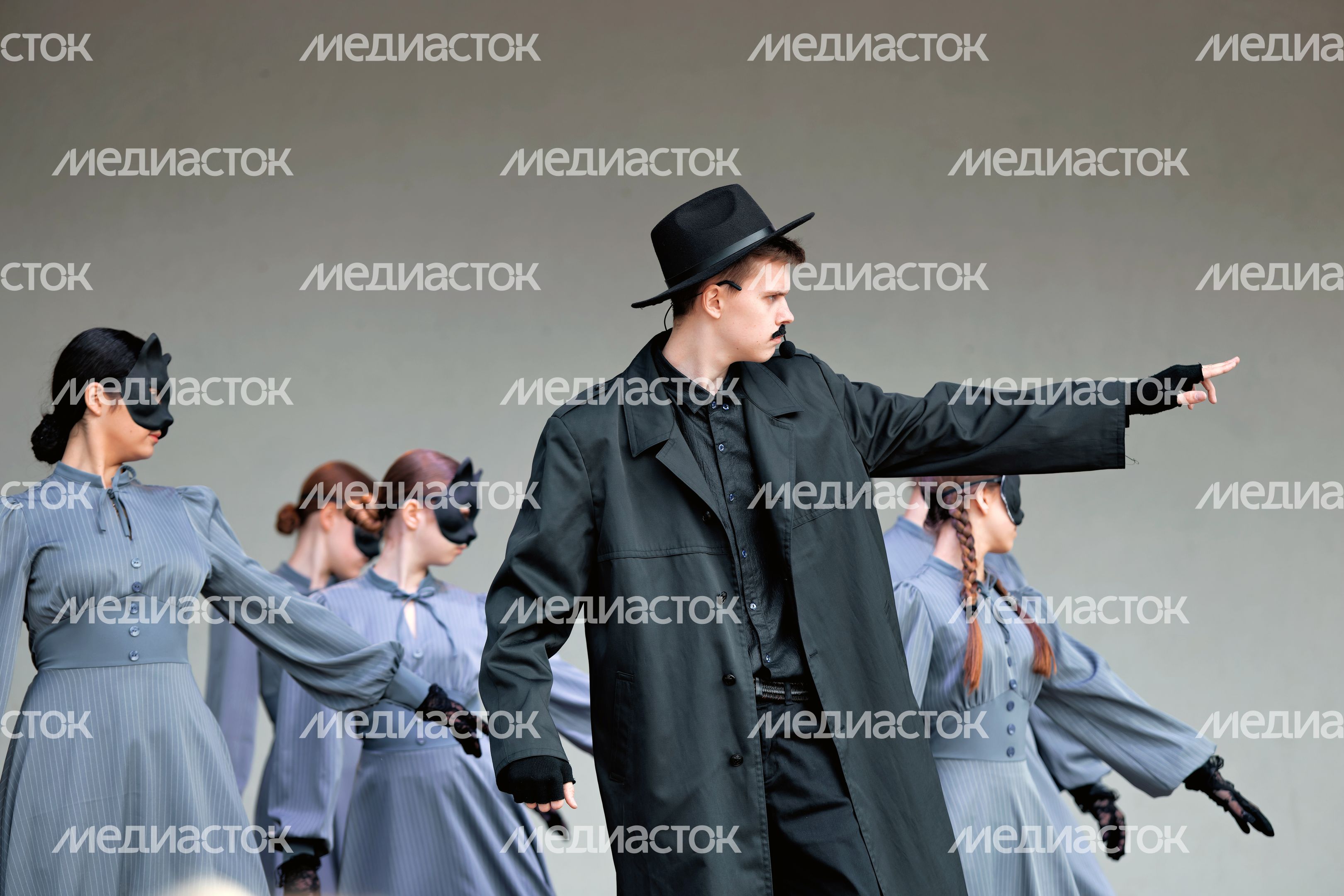 Костюмированное шествие в Центральном парке Лобни на закрытии XXX Театрального фестиваля «Русская классика»
