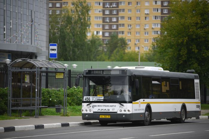 Автобус на одной из улиц Долгопрудного