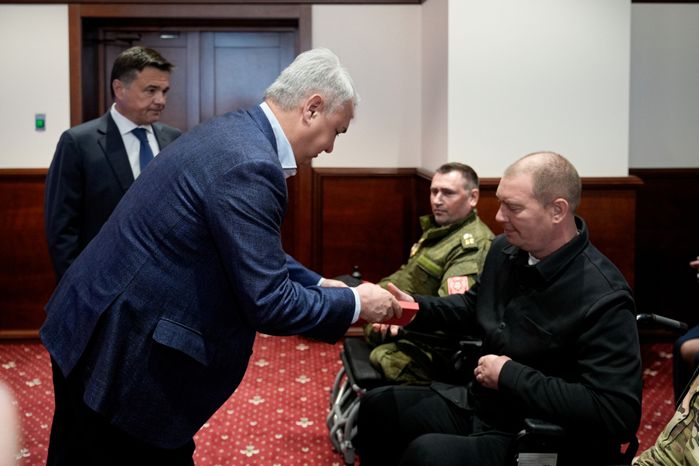 Андрей Воробьев и Рахим Азимов вручили ключи от автомобилей ветеранам СВО и семьям погибших героев