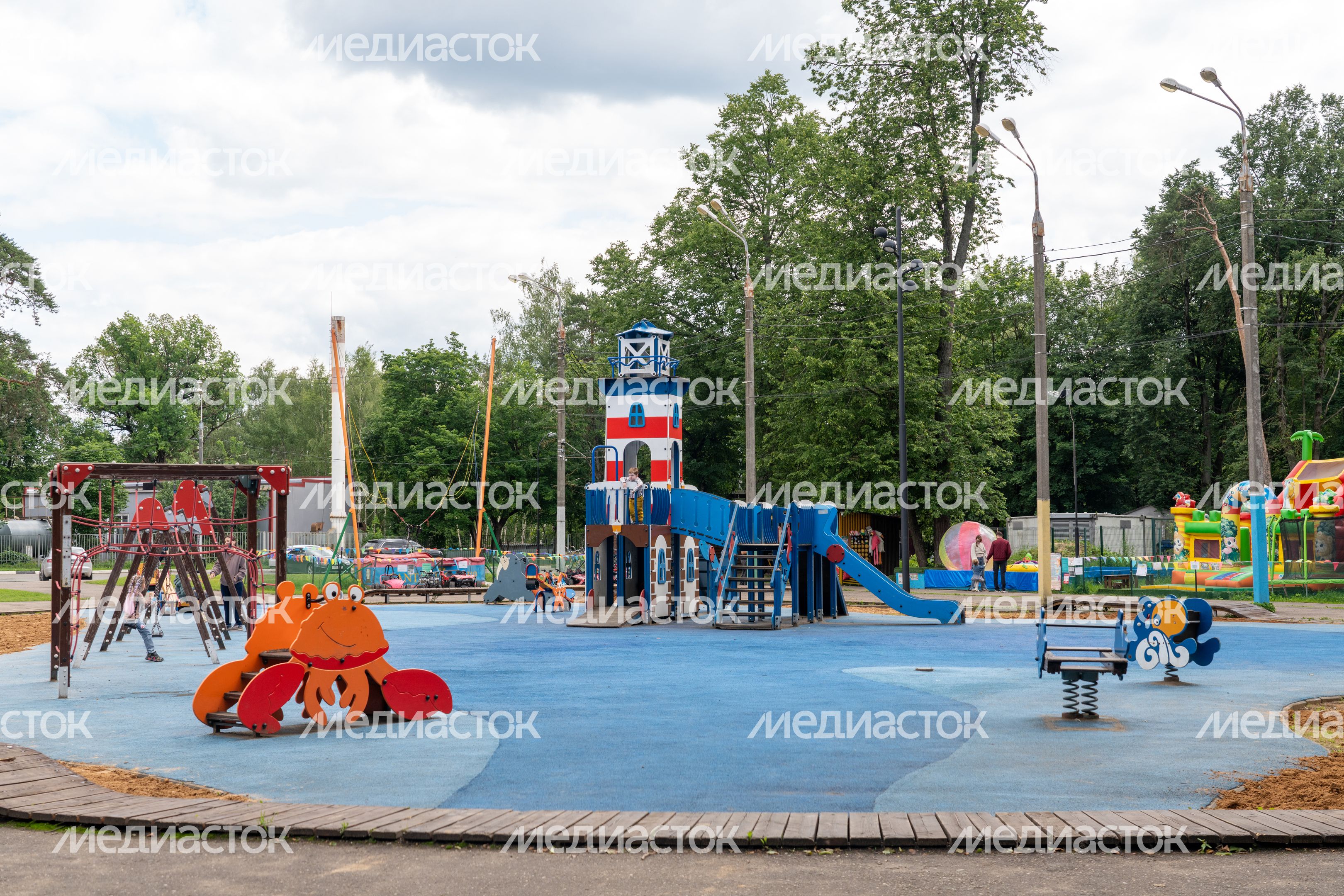 Детская площадка в Центральном парке имени В.В. Воровского в Наро-Фоминске летом Детская площадка в Центральном парке имени В.В. Воровского в Наро-Фоминске летом