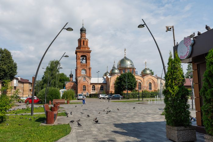 Площадь перед храмом Святой Троицы в Электроуглях Богородского округа