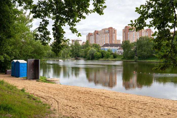 Туалет на пляже реки Банька в Красногорске