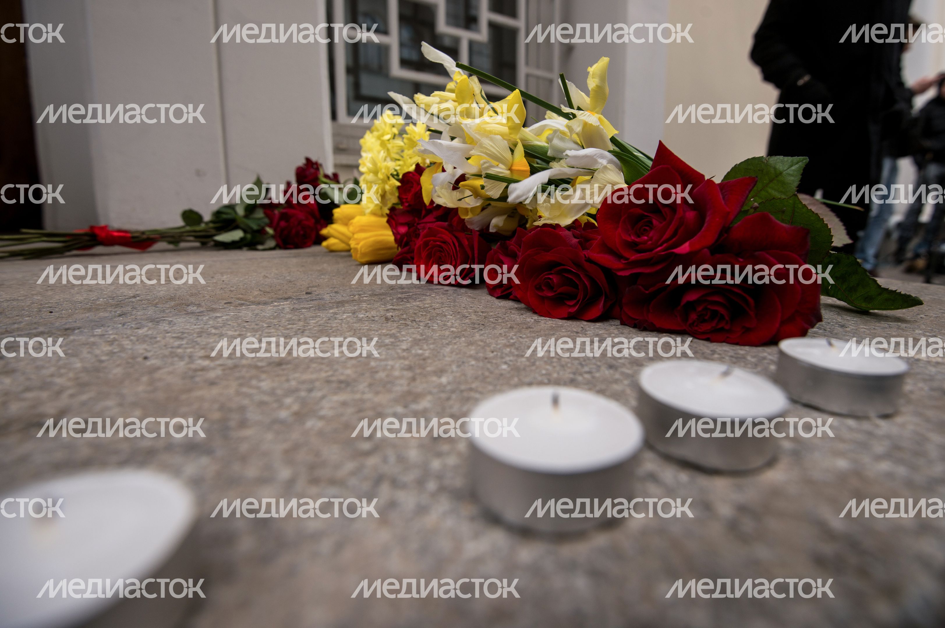 Москвичи несут цветы к посольству Бельгии