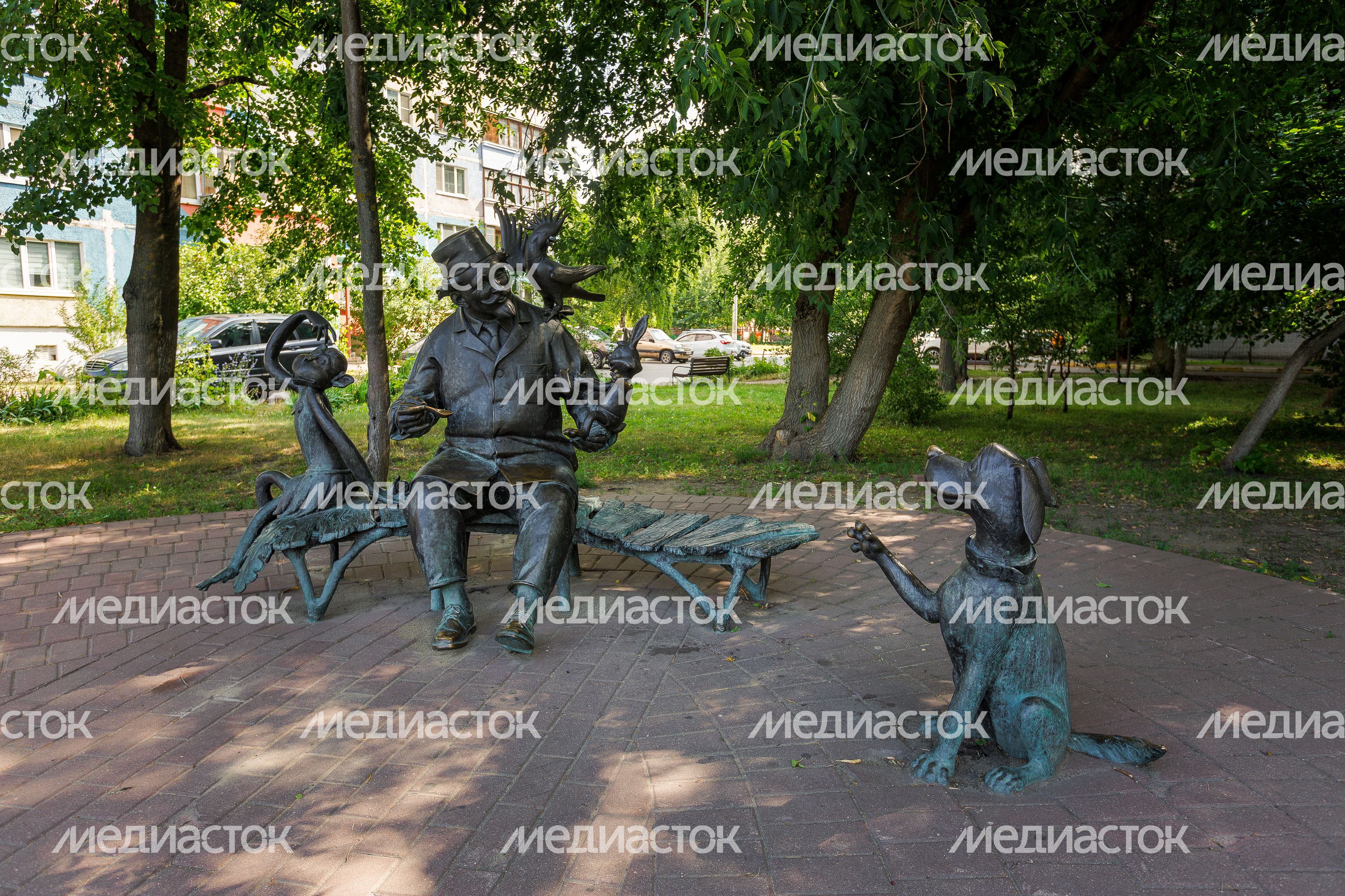 Жанровая скульптура «Доктор Айболит» на улице Михалевича в Раменском Жанровая скульптура «Доктор Айболит» на улице Михалевича в Раменском