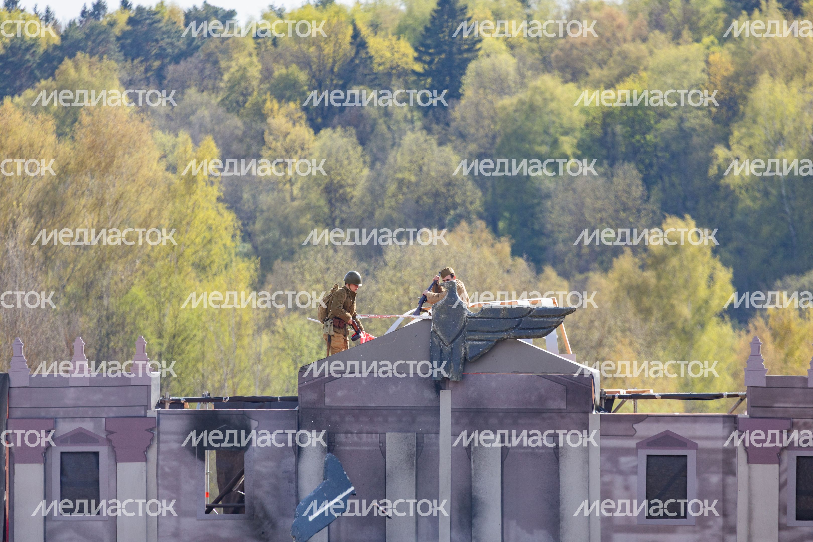 Военно-историческая реконструкция "Успех в единстве поколений" в Химках Военно-историческая реконструкция "Успех в единстве поколений" в Химках