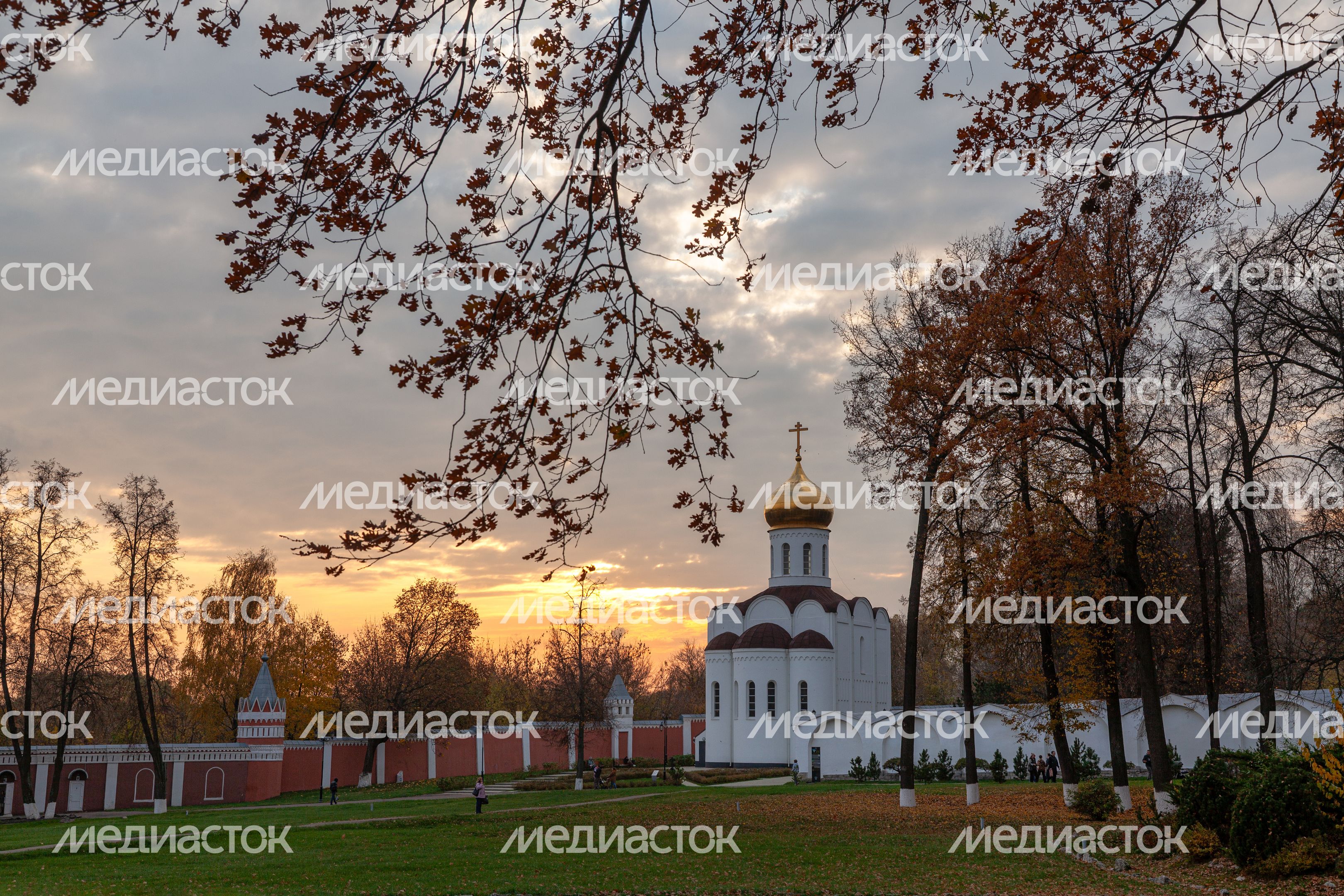 Осенний закат над Николо-Угрешским монастырем города Дзержинский округа Люберцы Осенний закат над Николо-Угрешским монастырем города Дзержинский округа Люберцы