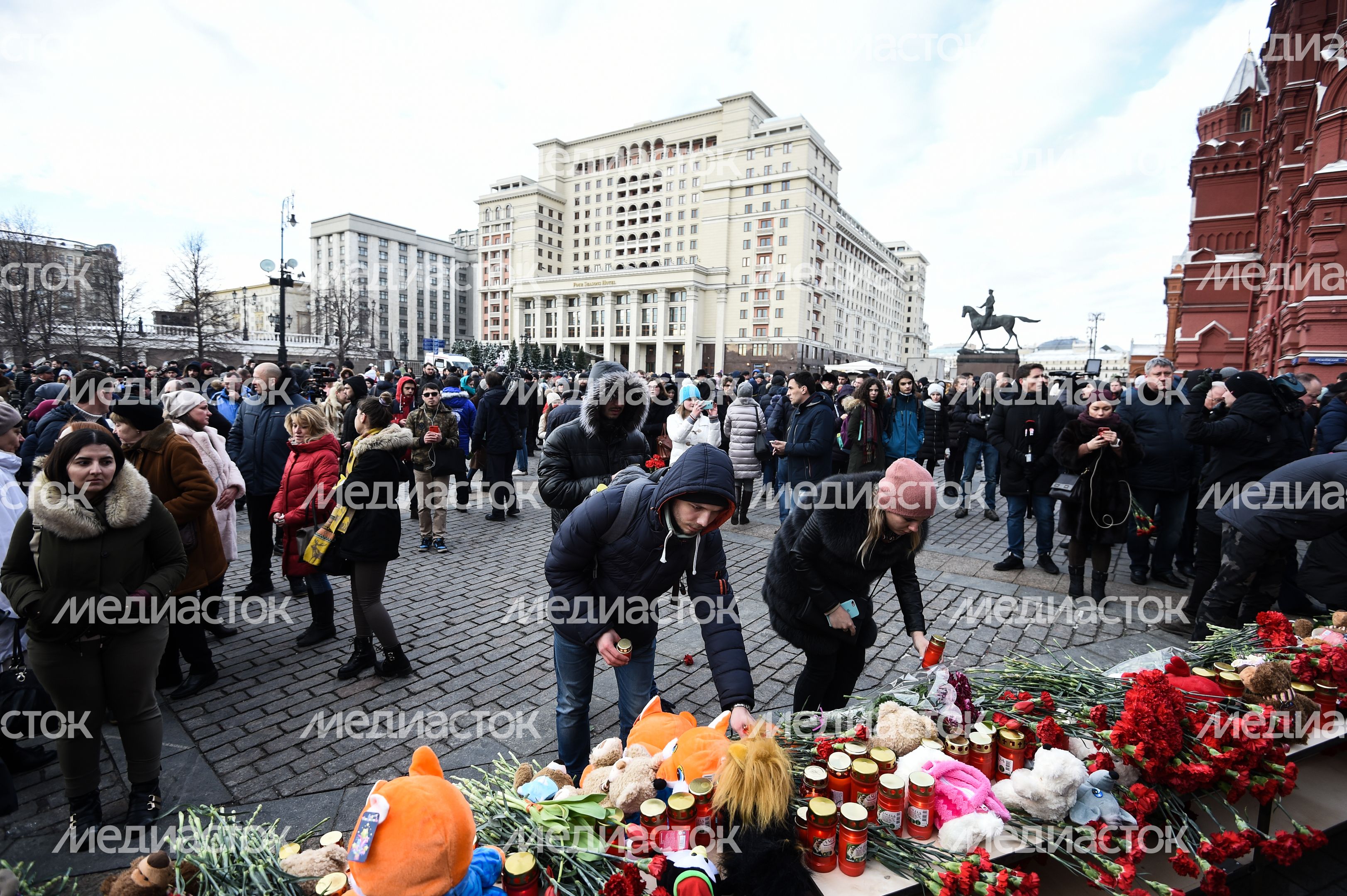 Акция в память о погибших в Кемерове на Манежной площади в Москве
