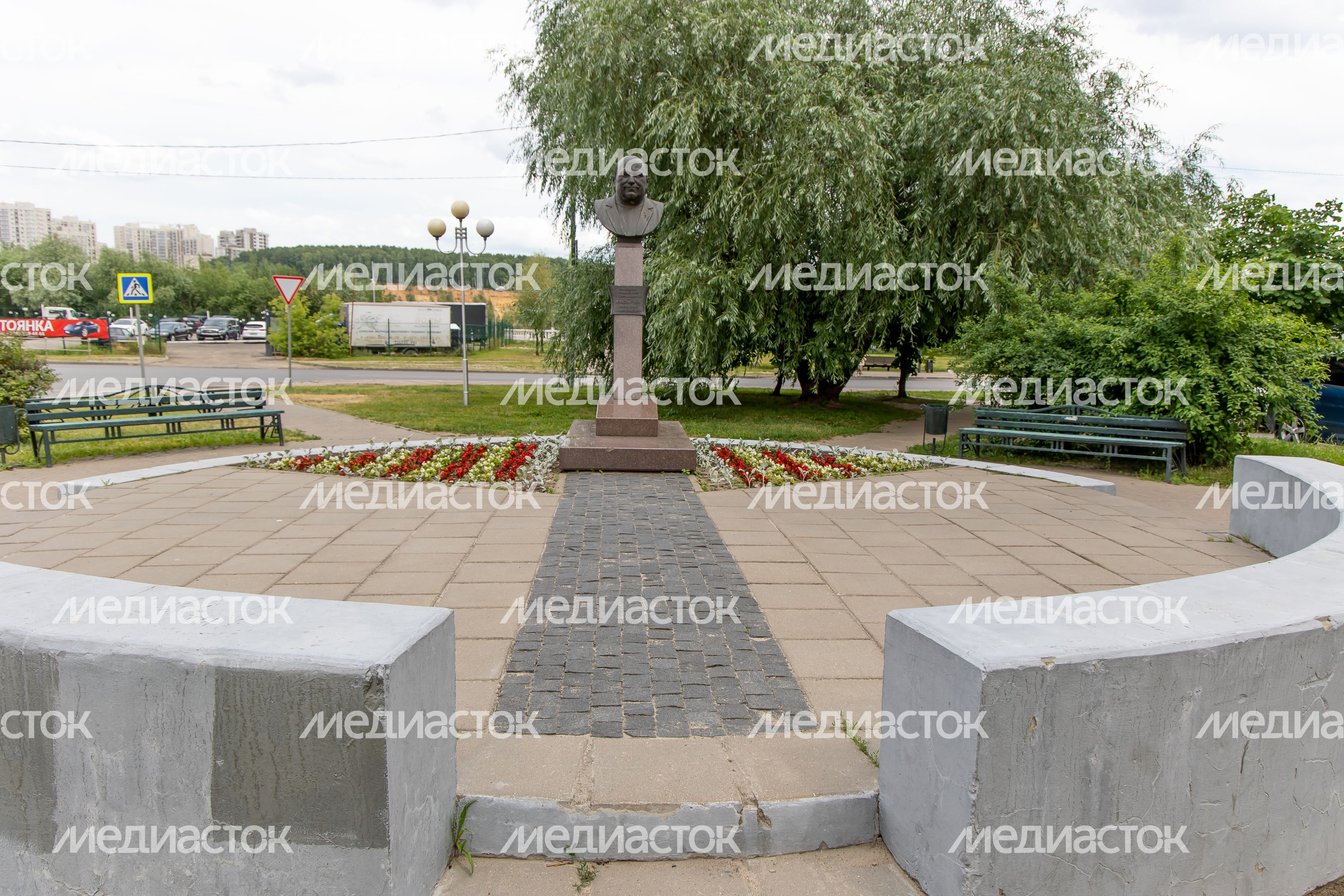 Памятник Н.Н. Лазурину