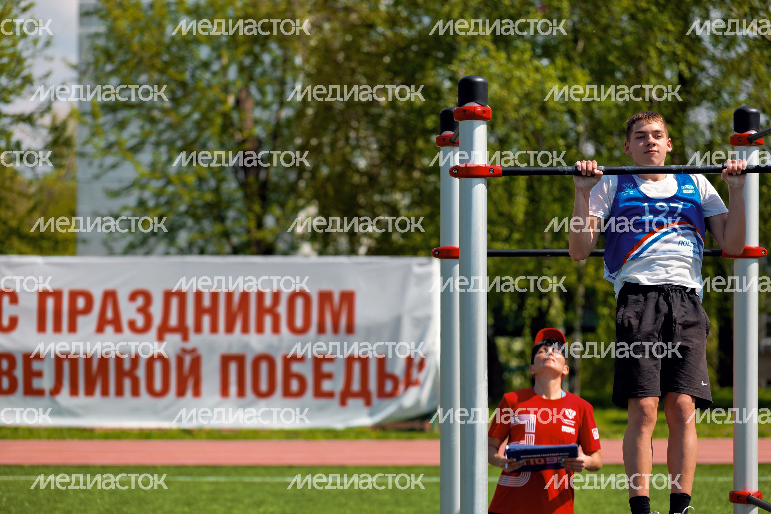 Региональный этап сдачи ГТО среди учащихся Московской области в Дзержинском округа Люберцы: подтягивание Региональный этап сдачи ГТО среди учащихся Московской области в Дзержинском округа Люберцы: подтягивание