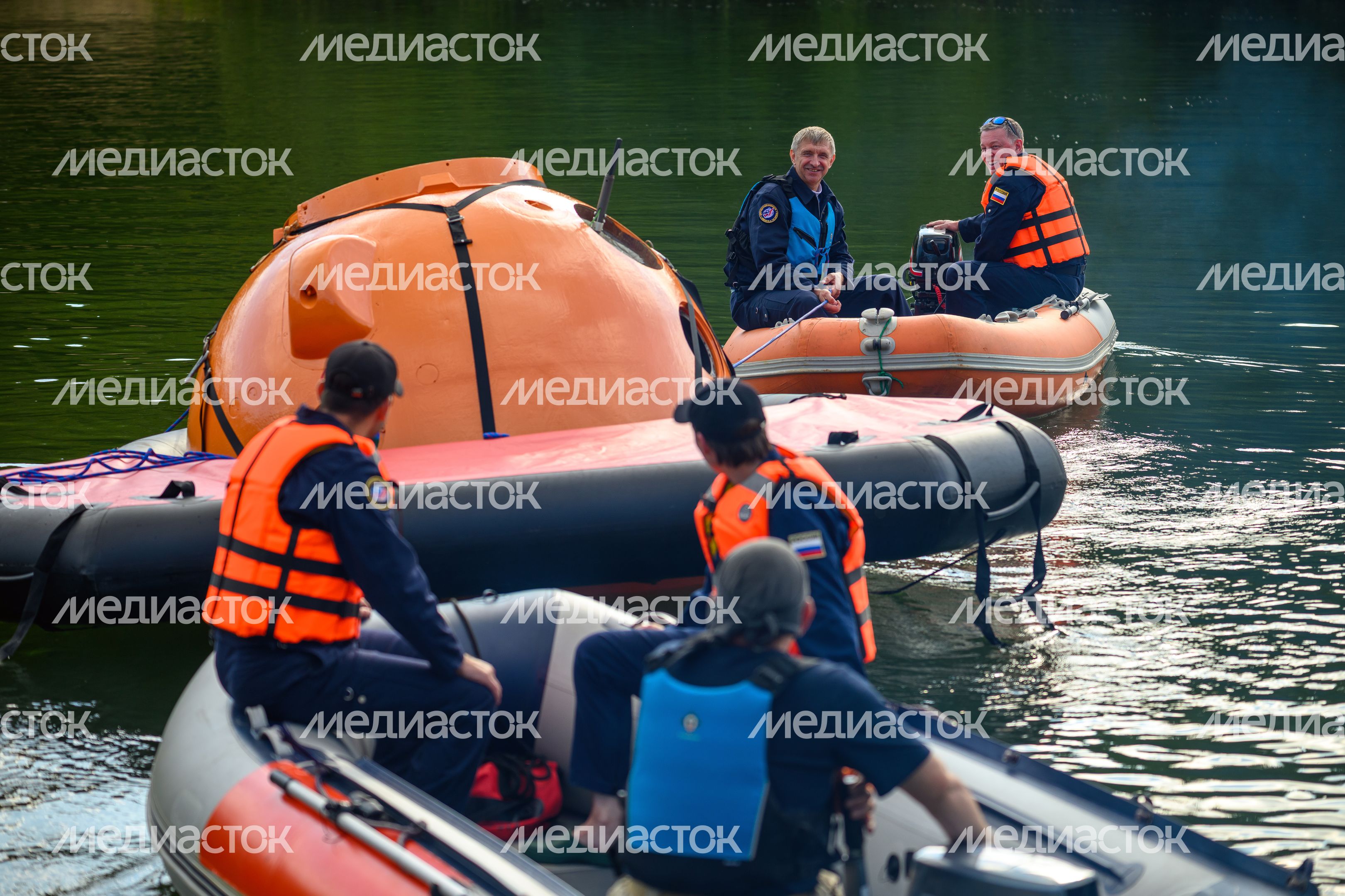 Тренировка космонавтов по действиям после посадки на водную поверхность в Ногинском спасательном центре МЧС России