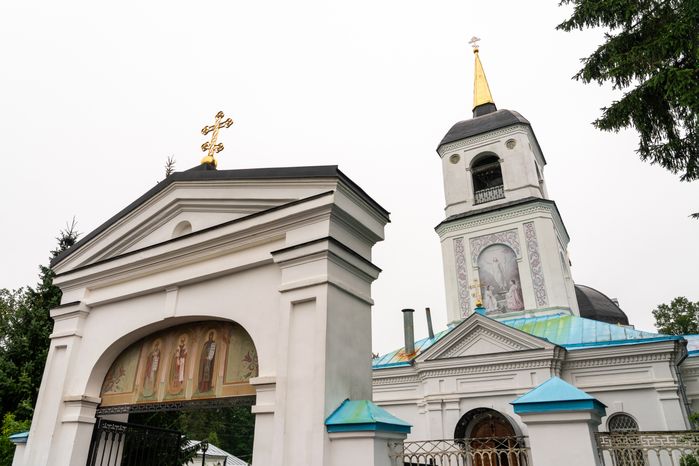 Церковь Воскресения Словущего на Николо-Железновском погосте в деревне Шипулино округа Клин