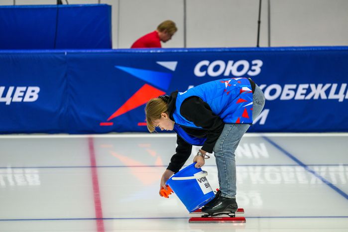 Заливка льда для Чемпионата России 2025 по конькобежному спорту в Коломне