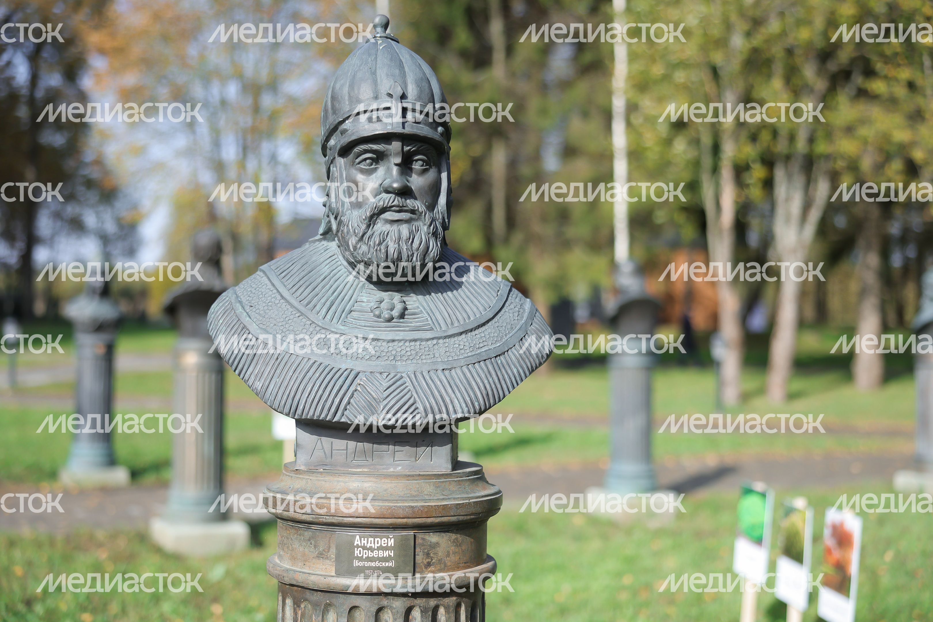 Бюст Андрея Боголюбского в Аллее правителей в усадьбе Татищева под Солнечногорском Бюст Андрея Боголюбского в Аллее правителей в усадьбе Татищева под Солнечногорском