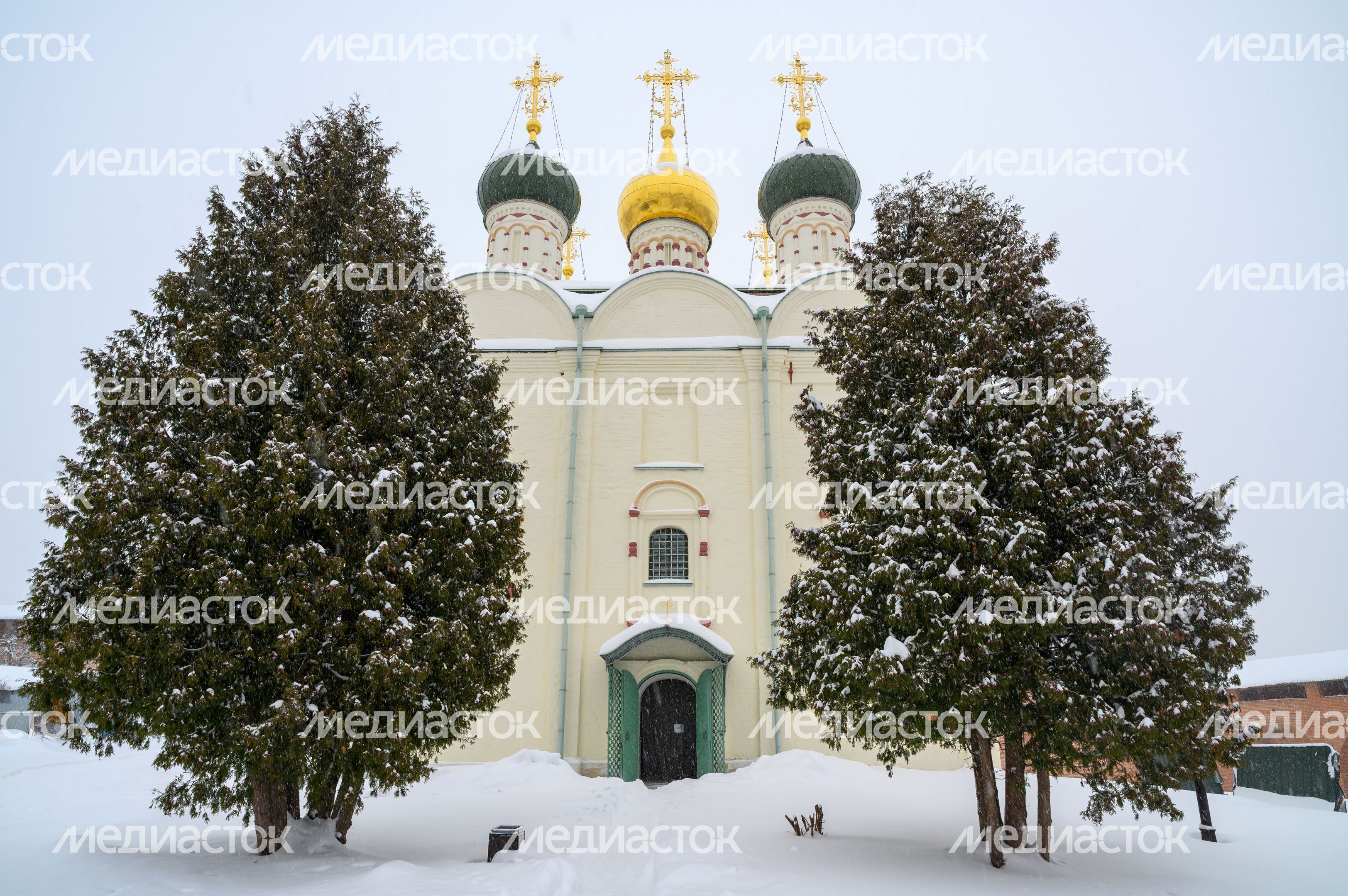 Никольский собор на территории Зарайского кремля зимой