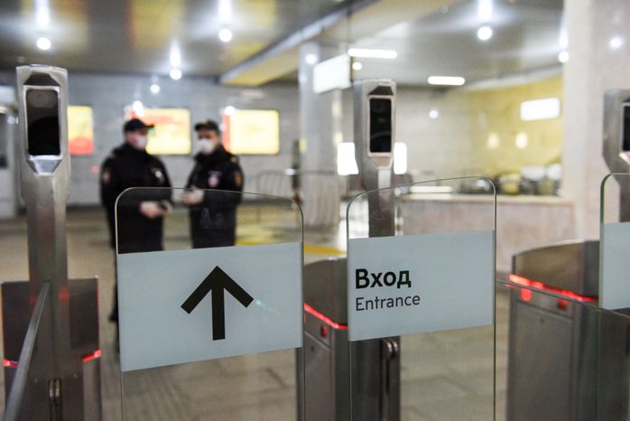 Проверка электронных пропусков в московском метро