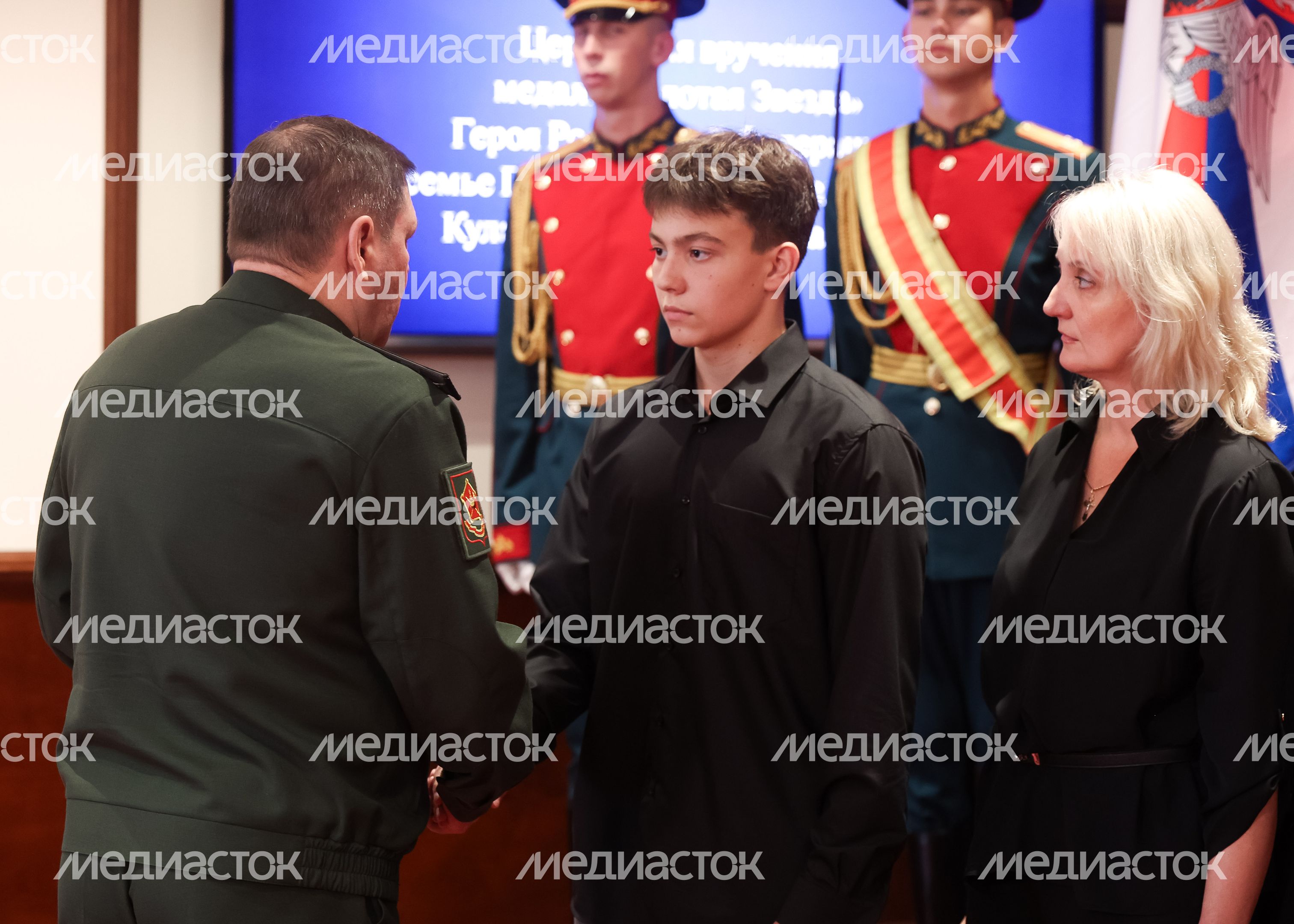 Семье подполковника Андрея Кулакова передали Золотую Звезду Героя России Семье подполковника Андрея Кулакова передали Золотую Звезду Героя России