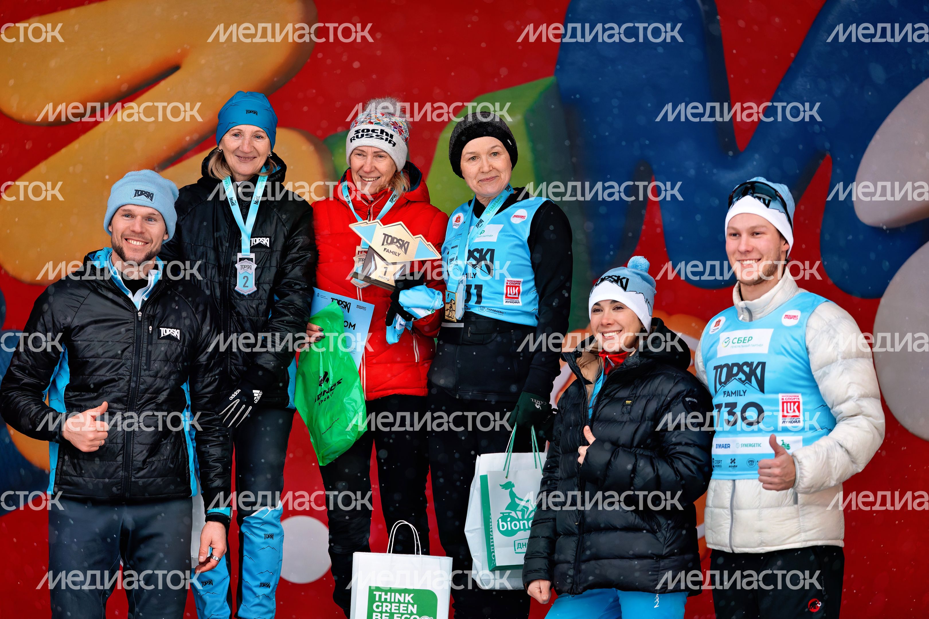 Лыжник Александр Панжинский наградил победителей гонки Тopski family 2025-2026 в Одинцово Лыжник Александр Панжинский наградил победителей гонки Тopski family 2025-2026 в Одинцово