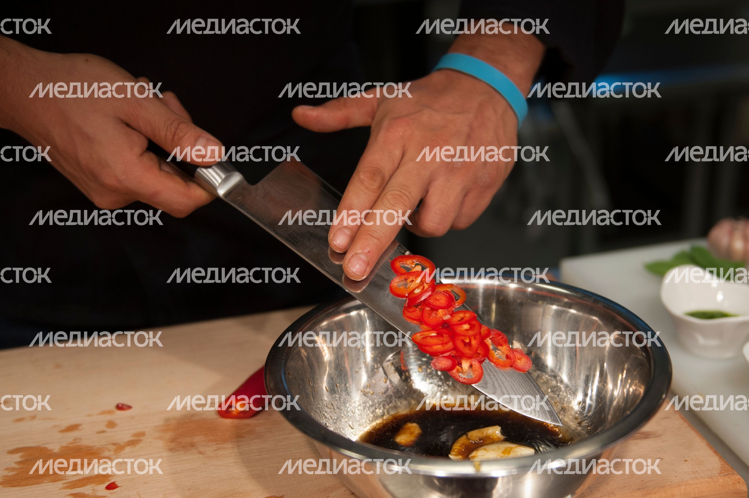 Приготовление салата с кальмарами и овощами на гриле