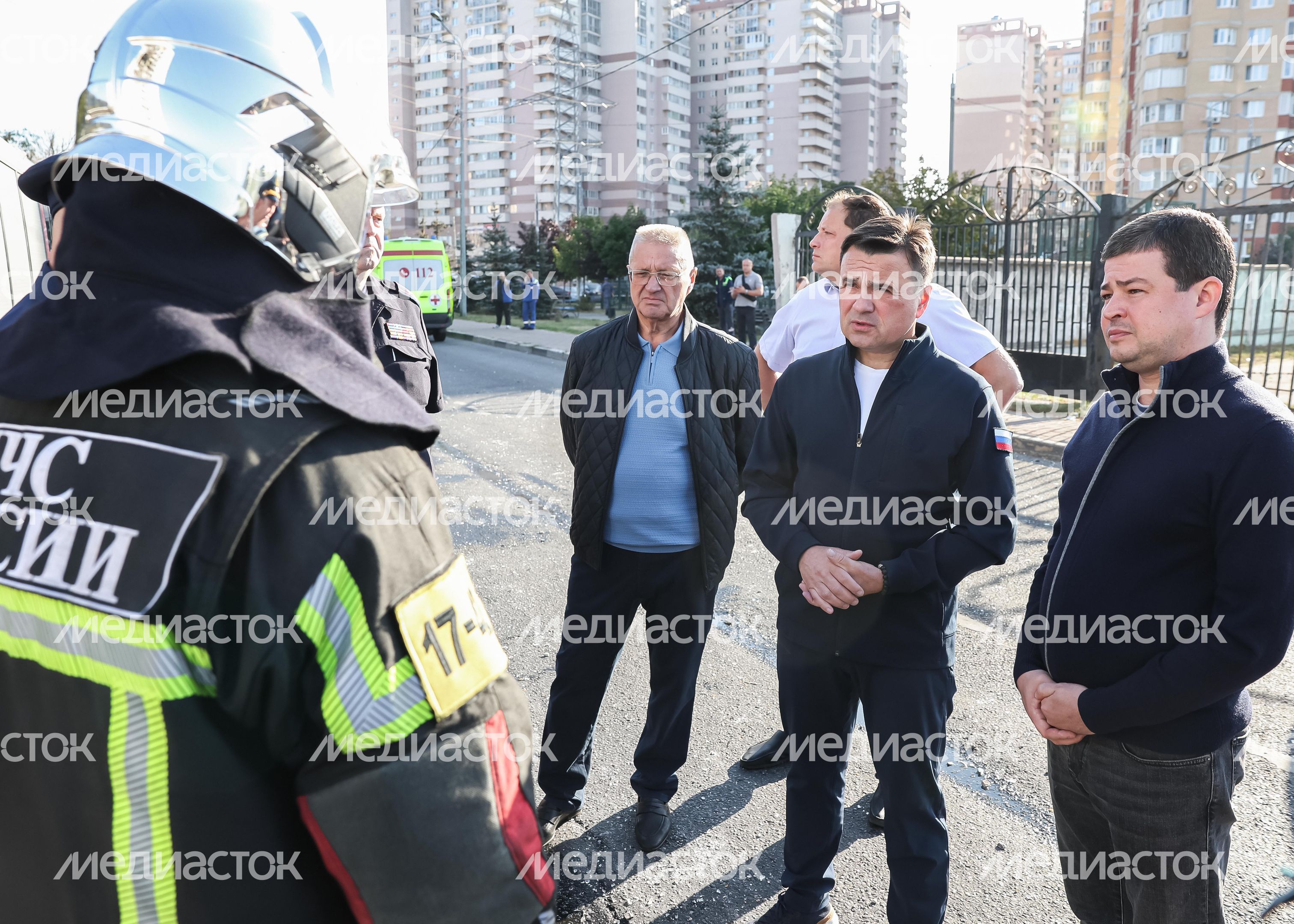 Андрей Воробьев встретился с жителями домов, поврежденных при атаке БПЛА