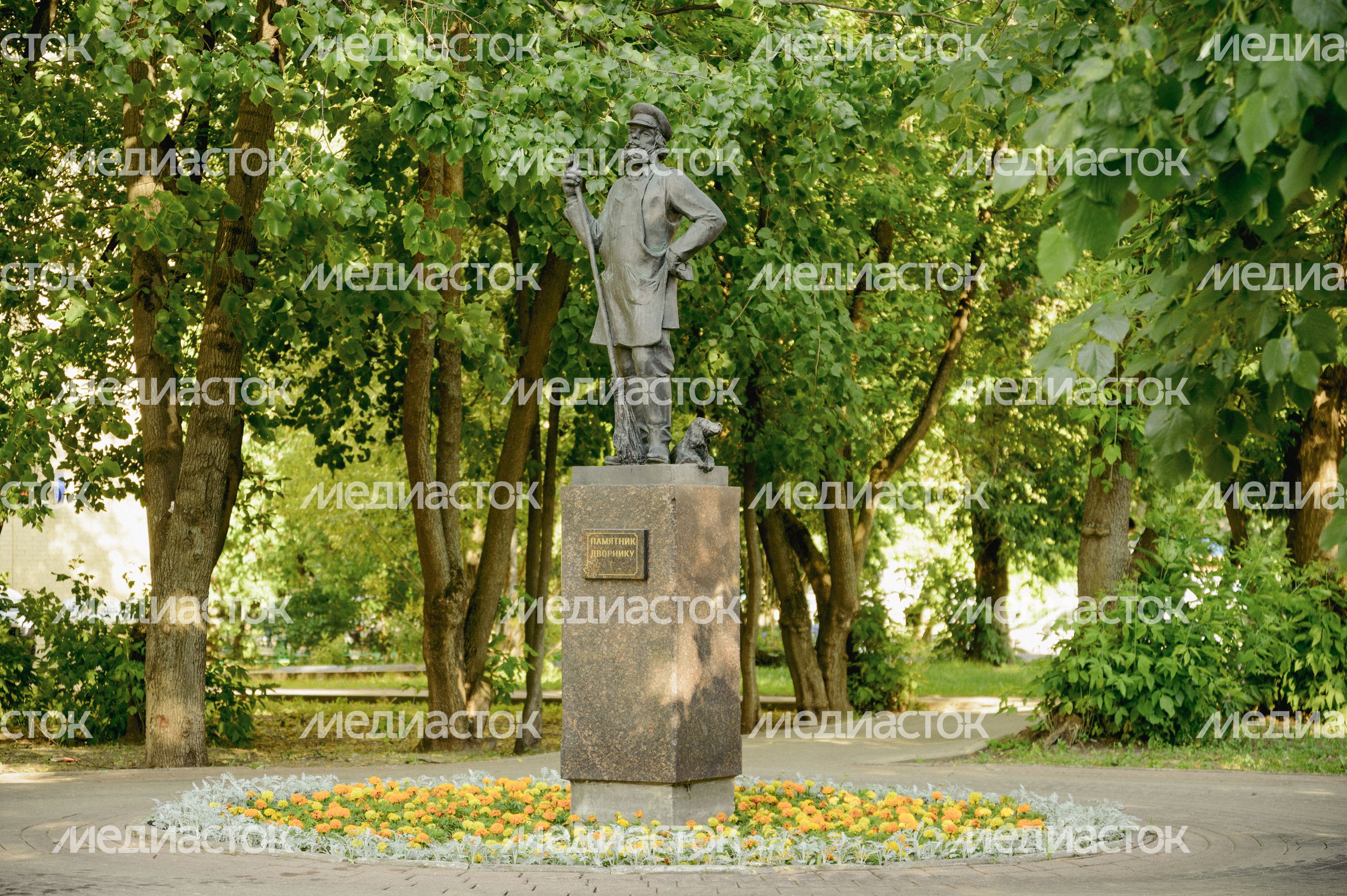 Памятник Дворник с собачкой