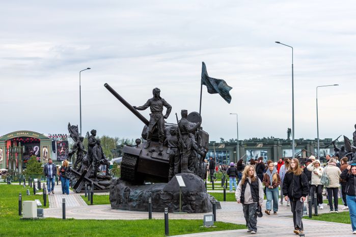 Скульптура «Союзники. Партизаны Югославии» на аллее Союзников в Центральном парке «Патриот» Одинцовского округа