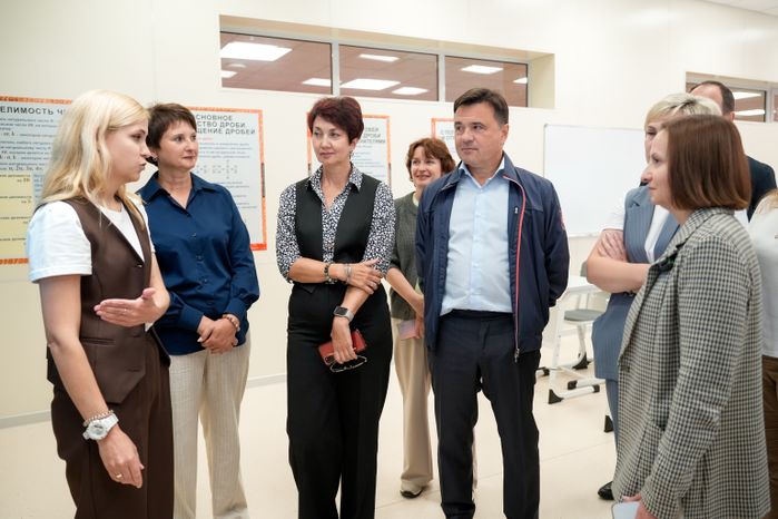 Андрей Воробьев проверил готовность новой школы в Ступино к учебному году