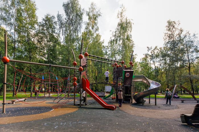 Детская площадка в Центральном городском парке им. М.И. Калинина в Королеве летом