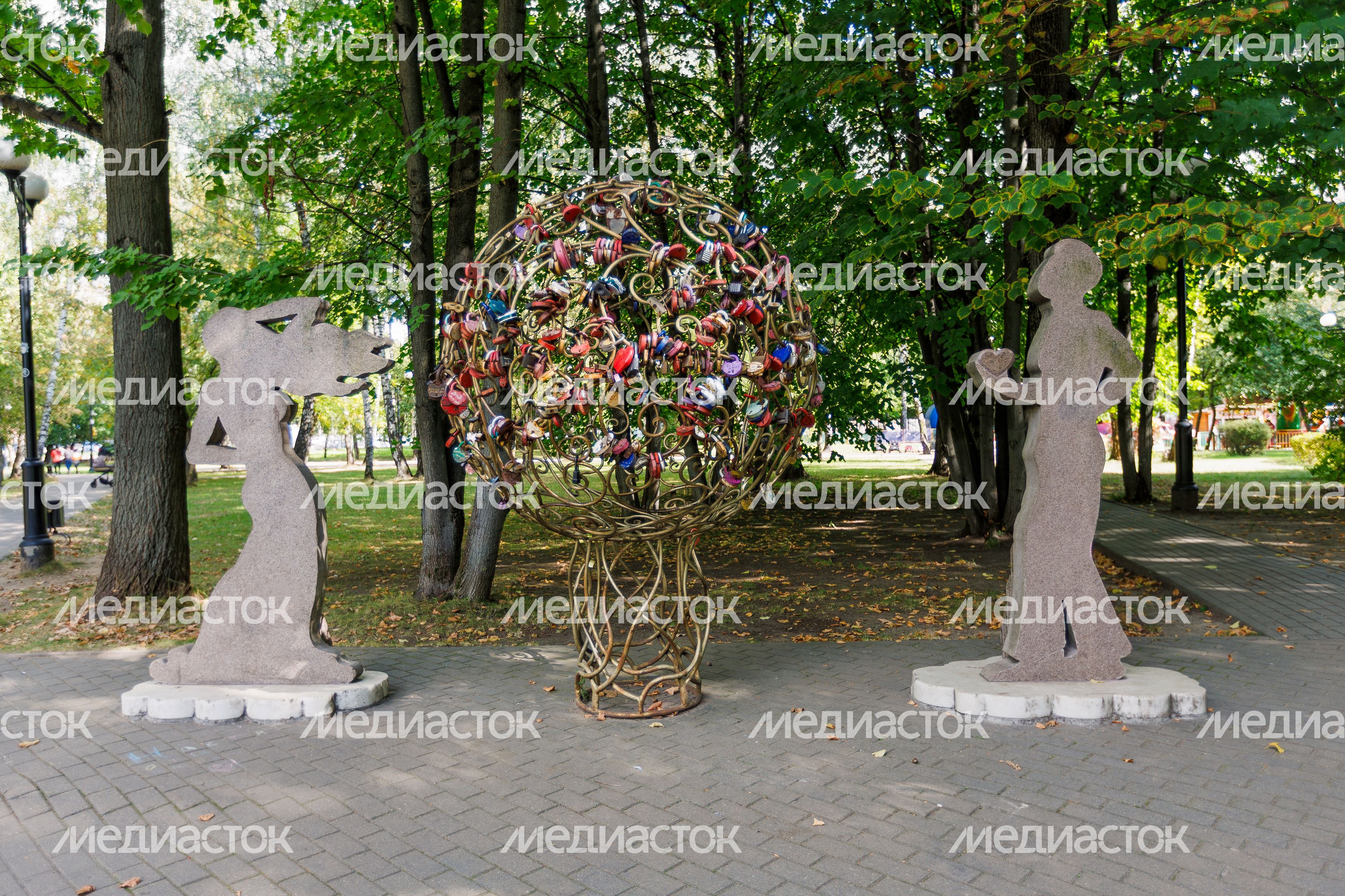 Жанровая скульптура «Влюбленные» в Центральном парке культуры и отдыха в Лыткарино летом Жанровая скульптура «Влюбленные» в Центральном парке культуры и отдыха в Лыткарино летом
