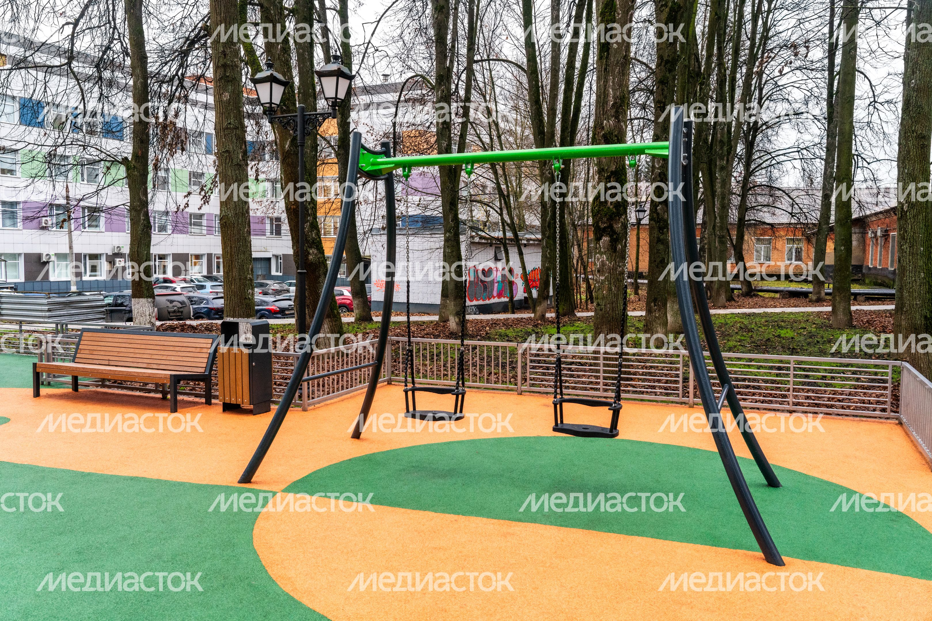 Детская площадка в Детском парке на улице Калинина в Наро-Фоминске Детская площадка в Детском парке на улице Калинина в Наро-Фоминске