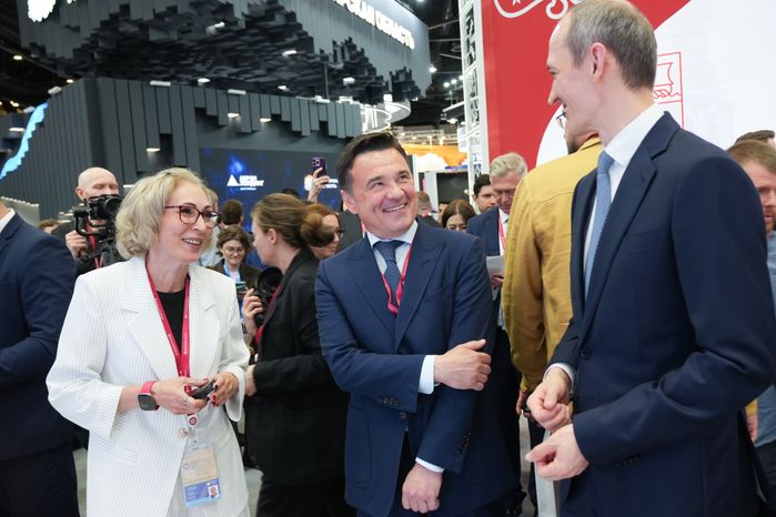 Дмитрий Григоренко посетил подмосковный стенд на ПМЭФ-2026