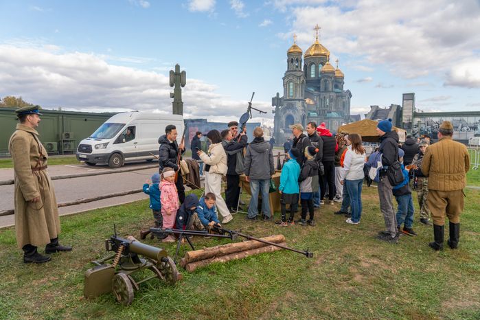 Интерактивная площадка с демонстрацией оружия для зрителей исторической реконструкции в Центральном парке «Патриот»