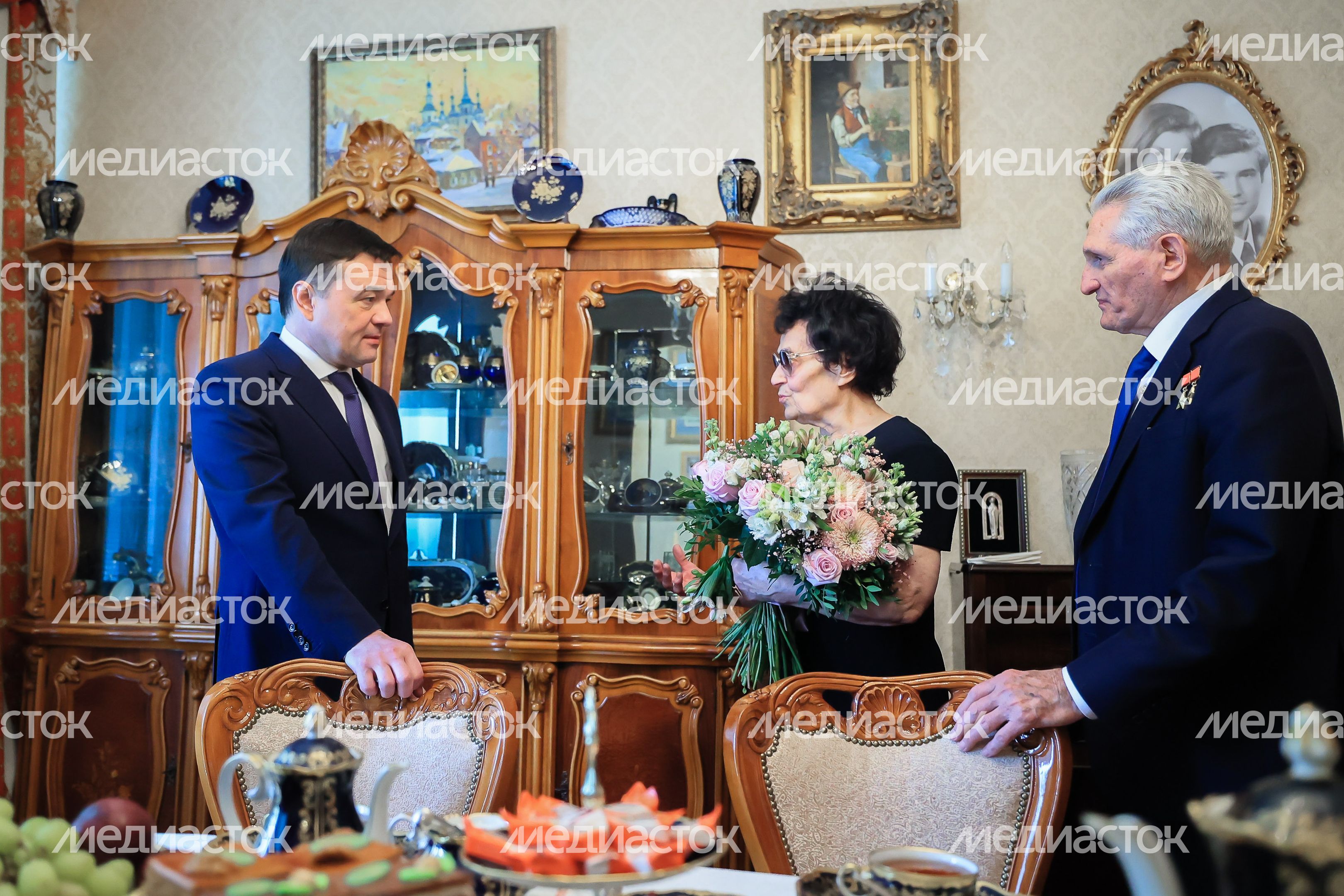 Посещение губернатором космонавта первого отряда