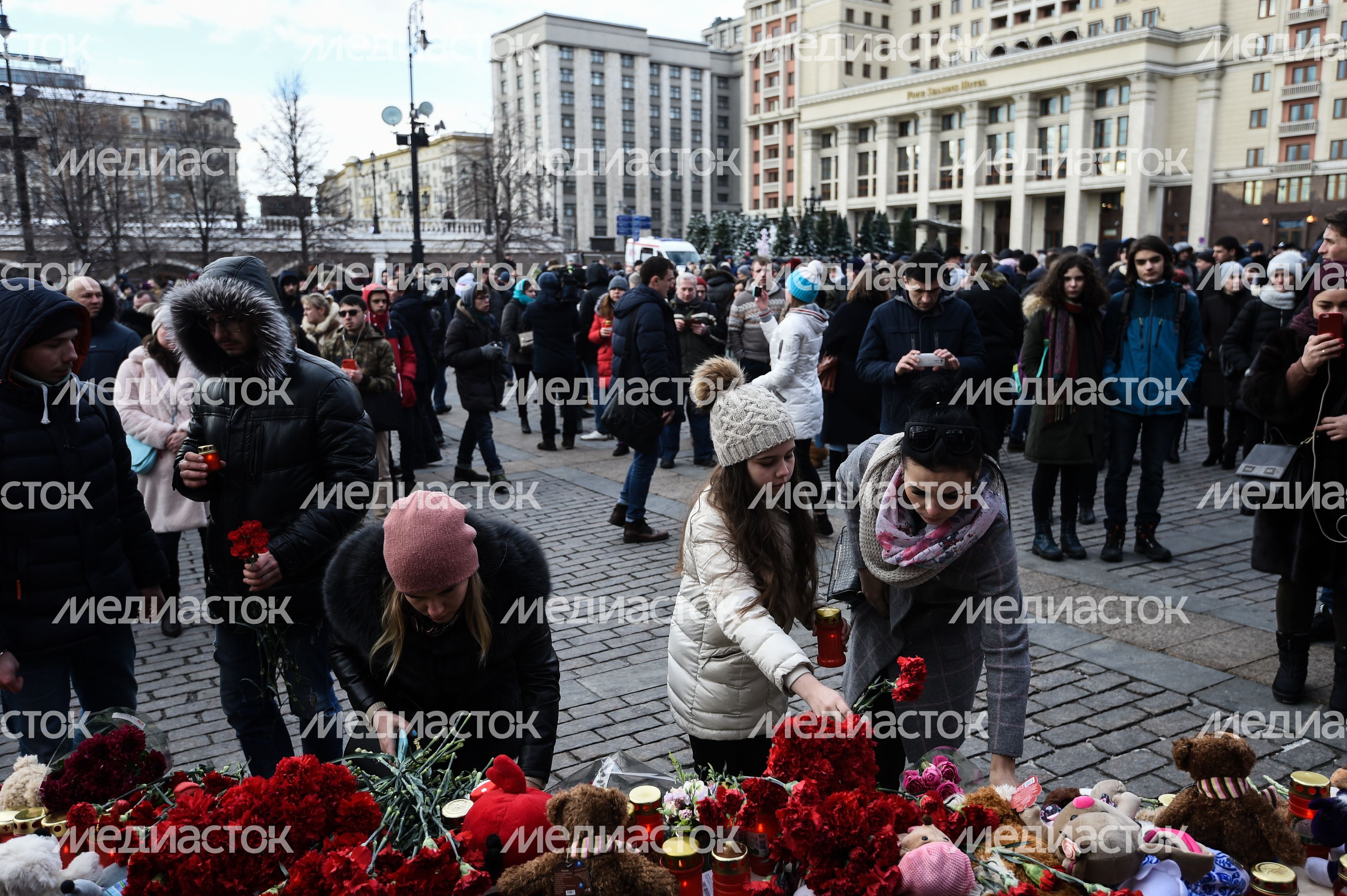 Акция в память о погибших в Кемерове на Манежной площади в Москве