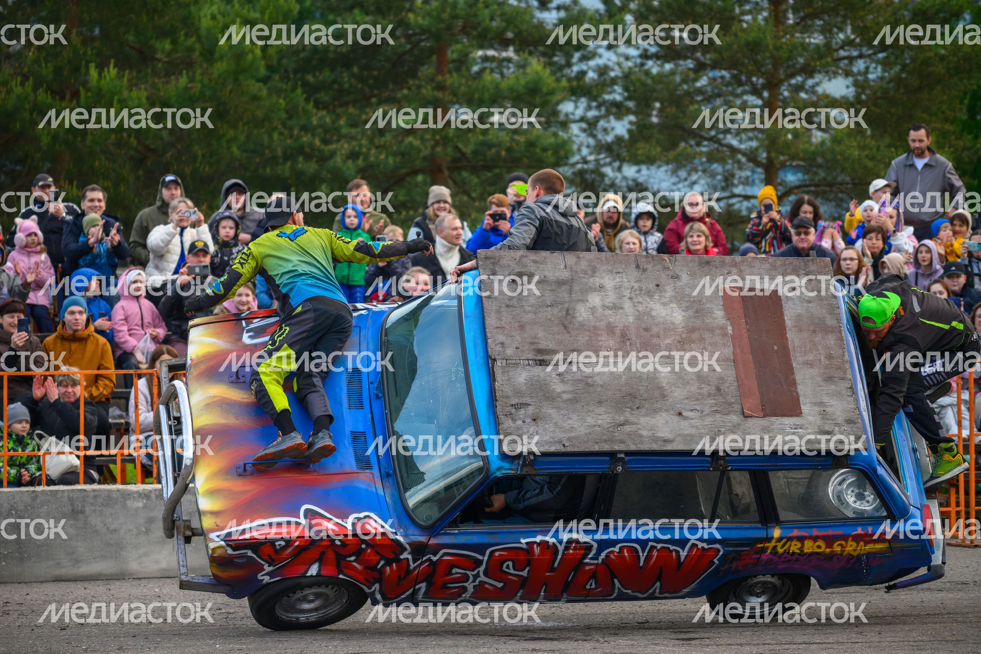 Невероятные трюки на автомобилях на шоу каскадеров в Чехове Невероятные трюки на автомобилях на шоу каскадеров в Чехове