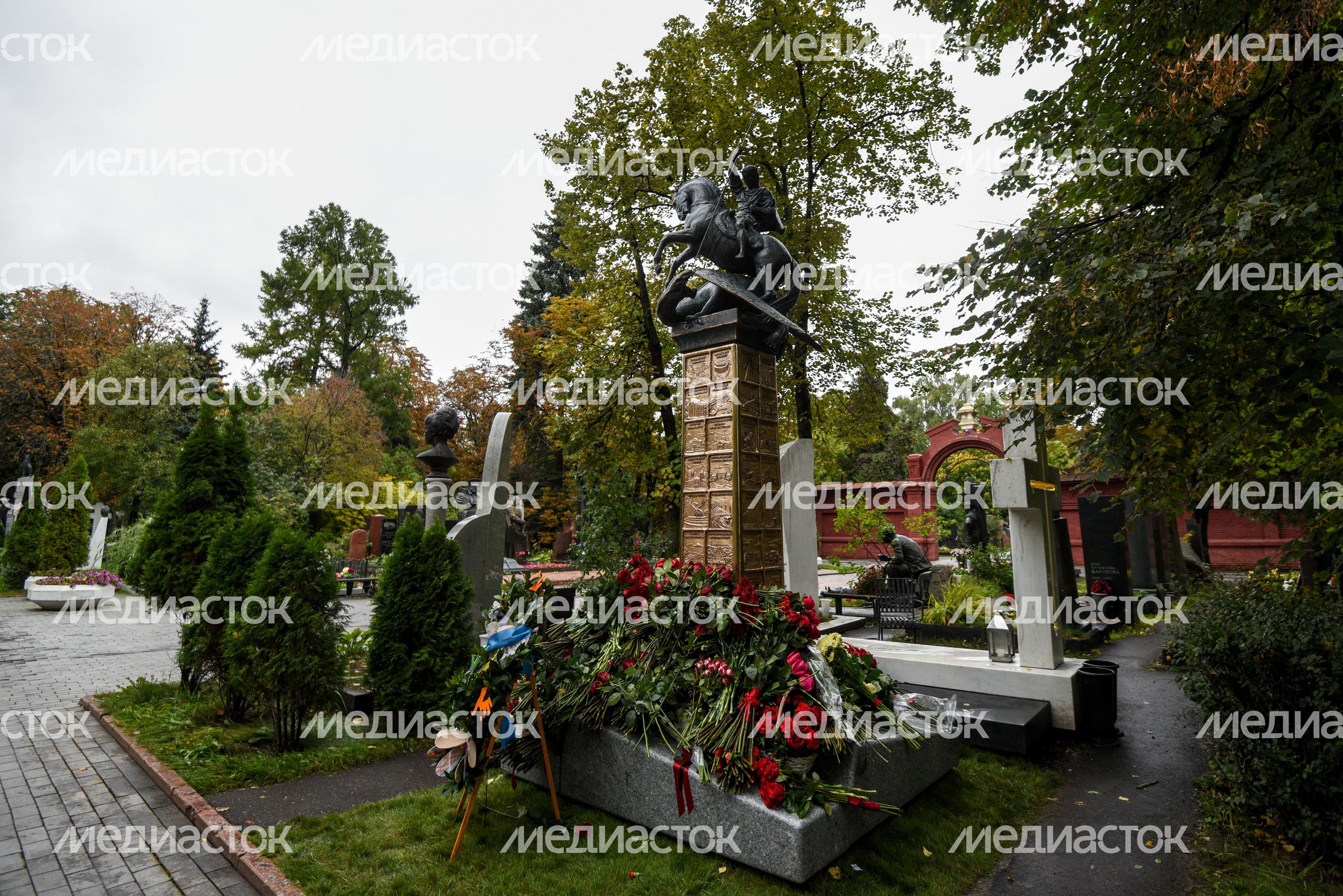 Памятник Михаилу Лужкову на Новодевичьем кладбище в Москве Памятник Михаилу Лужкову на Новодевичьем кладбище в Москве