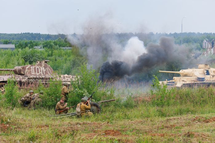 Эпизод Курской битвы под Прохоровкой на военно-исторической реконструкции в Центральном парке «Патриот»