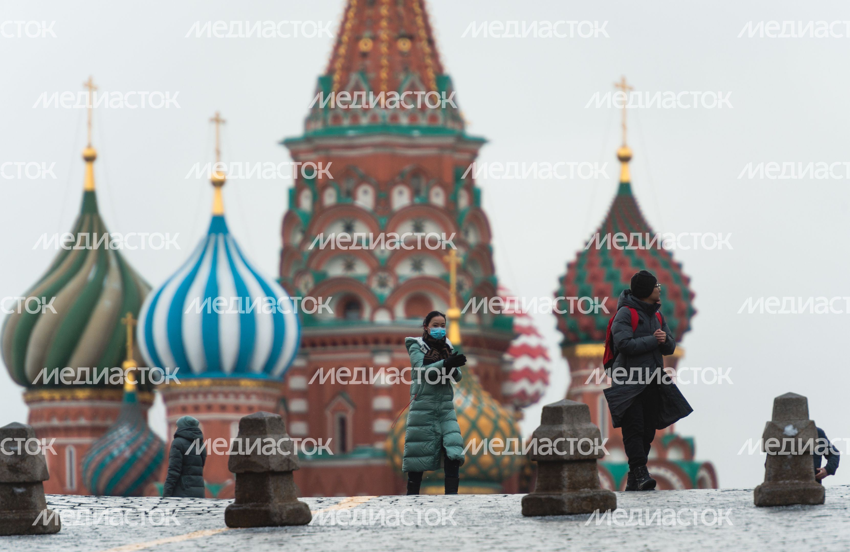 Люди в масках в период эпидемии коронавируса
