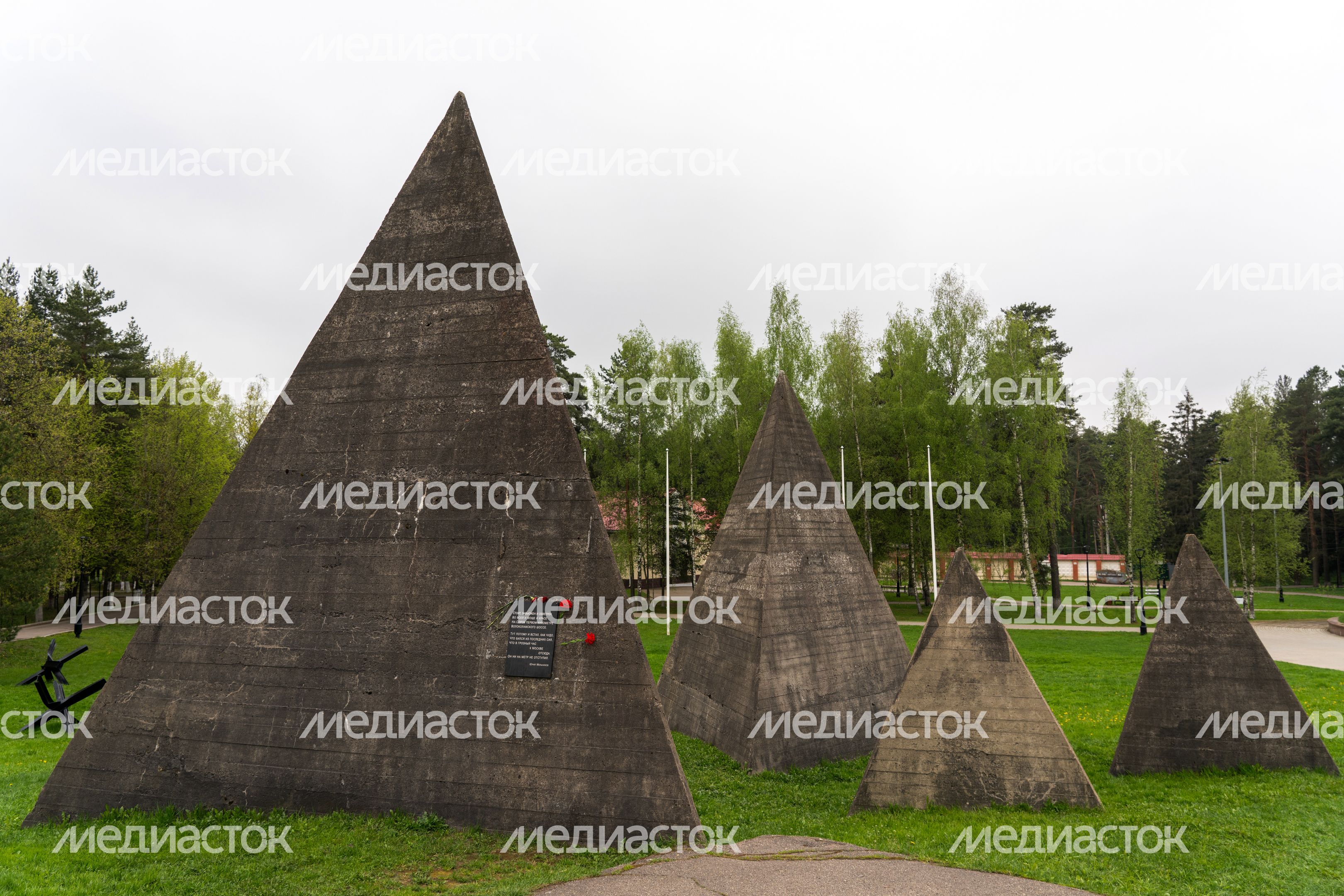 Памятник танку Т-34-85 у Ленино-Снегиревского военно-исторического музея в Ленино округа Истра