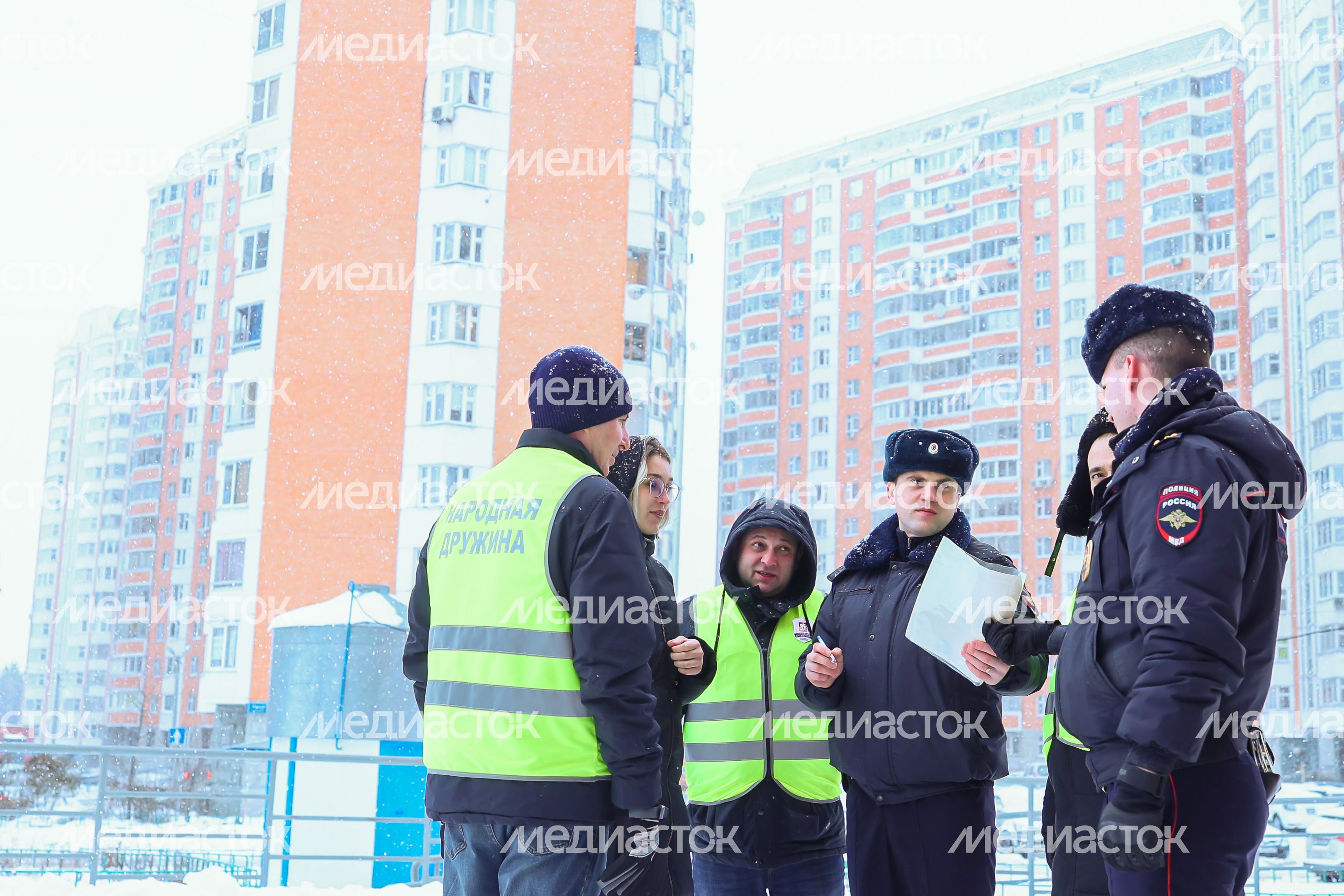 Народные дружинники и сотрудники полиции проводят обход территории Народные дружинники и сотрудники полиции проводят обход территории