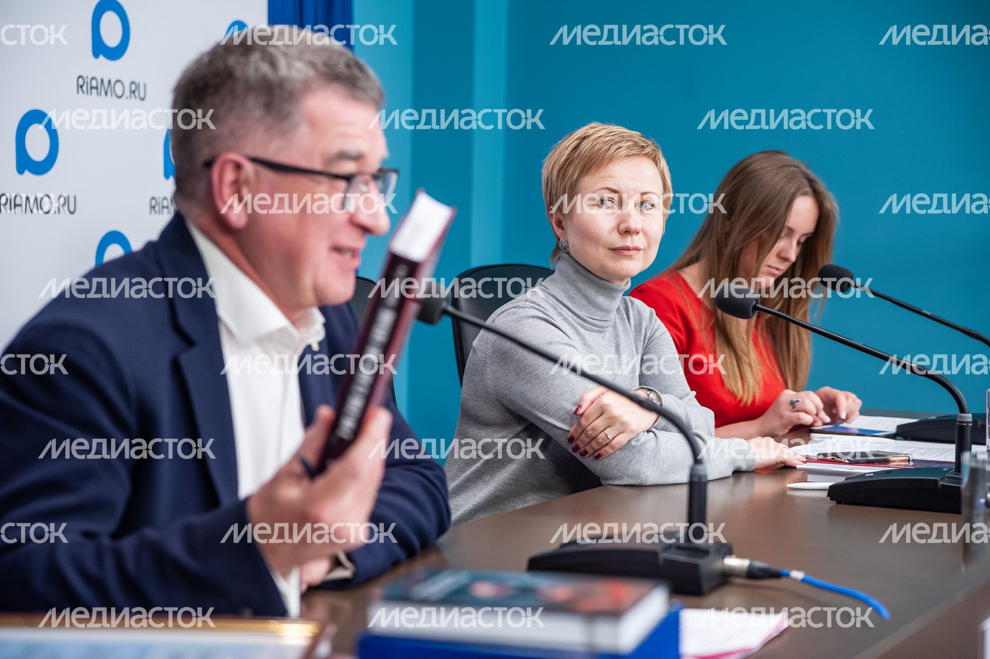 Презентация книги Александра Чумикова «Москва-400. Кам-са-мол! 90-е»
